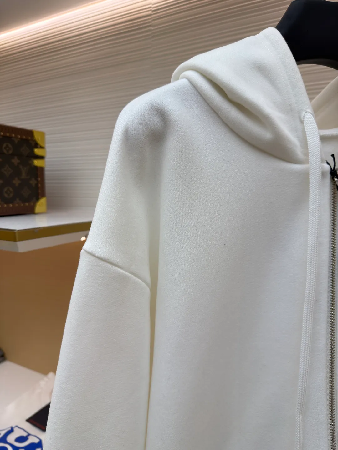 Chrome Hearts hooded glue print sweatshirt jacket ●Item number: 1682183-B05 ●Fabric: cotton fleece sweatshirt fabric ●Technology: glue printing production ●Color: white ●Version: loose fit ●Weight: about 900 grams ●Size: S-M-L-XL ●Description: This CHROME HEARTS hooded glue-printed sweatshirt jacket is treated with a professional fabric enzyme washing process. The enzyme-washed fabric not only removes impurities and stiffness produced during the weaving process, but also makes the fabric feel soft and skin-friendly. It also improves the drape and durability of the fabric, making it more comfortable to wear. The glue printing process of the garment body ensures the color saturation and three-dimensionality of the pattern. The printing layer is closely integrated with the fabric, making it less likely to crack or fall off, and can maintain the integrity of the pattern for a long time. In addition, due to differences in measurement methods, there will be a normal error of 1~3CM in the clothing length, bust and other dimensions. In order to protect the integrity of the fabric and printing process, it is recommended that the product be cleaned by hand to maximize the wearing life of the clothing. The overall wiring is straight and delicate, the fabric is comfortable and soft, and the color is consistent without color difference. It can be matched with the same style to create a fashionable look and control various occasions. Customized accessories, complete with three standards, same style for men and women!